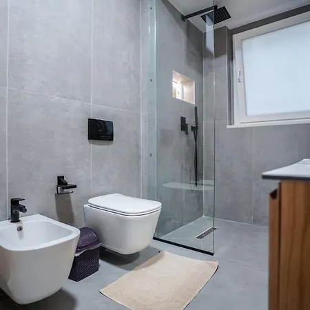 Apartment 2br At Cafe Flora - Skanderbeg Square Area Tirana