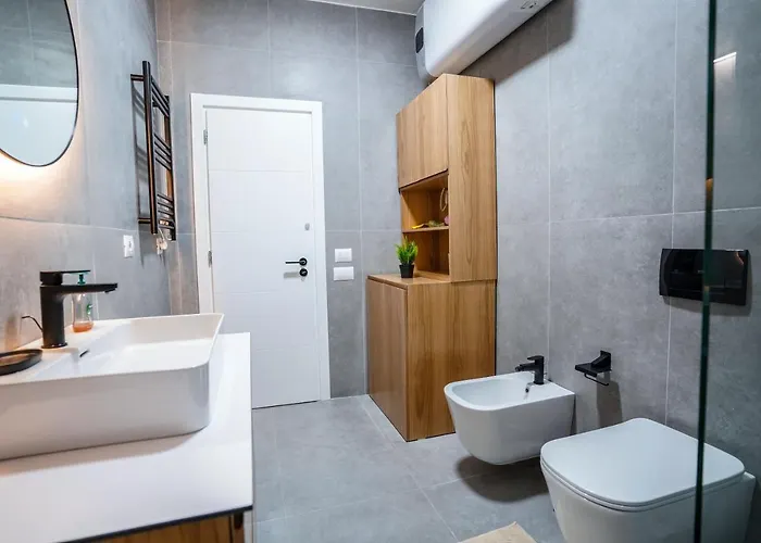 2br At Café Flora - Skanderbeg Square Area