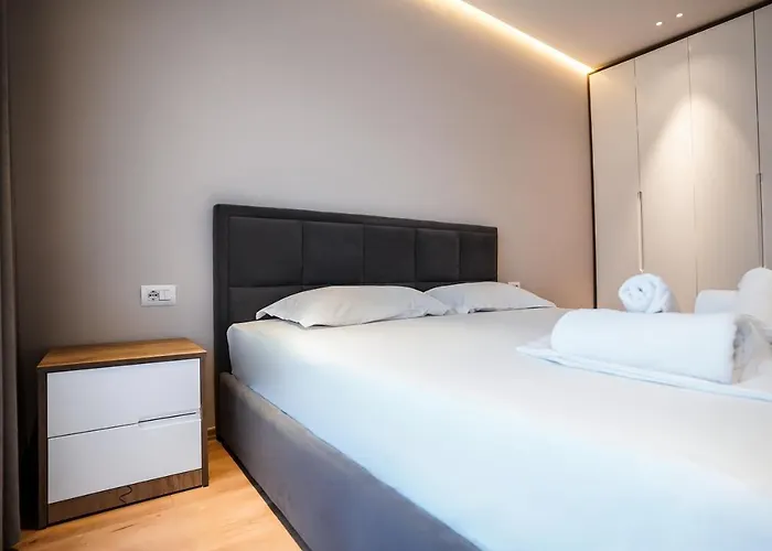 2br At Café Flora - Skanderbeg Square Area Appartement Tirana